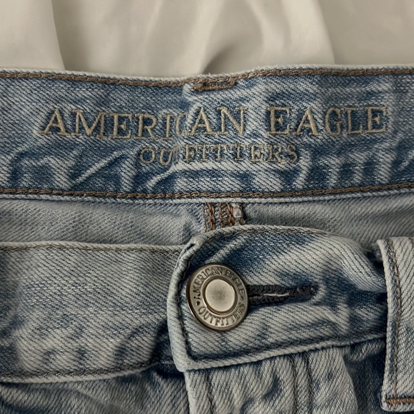 AMERICAN EAGLE Distressed Light Wash MOM Jean Shorts - Picture 5 of 10